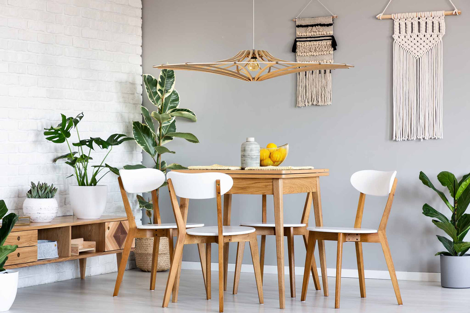 Houten hanglamp boven eethoek. Duurzame houten lamp.