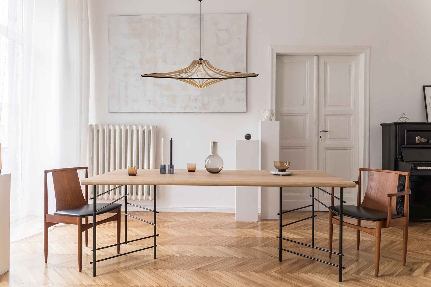 Grote houten hanglamp boven eettafel. Duurzaam design uit Europa