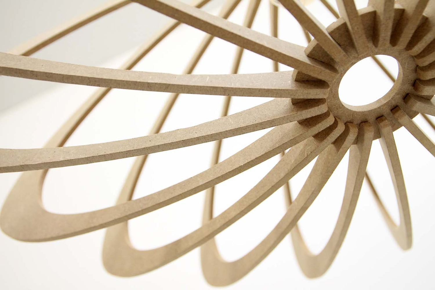 Detail van duurzame houten hanglamp