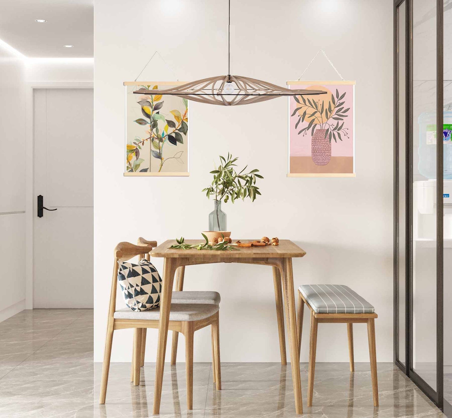 Houten duurzame hanglamp boven eettafel