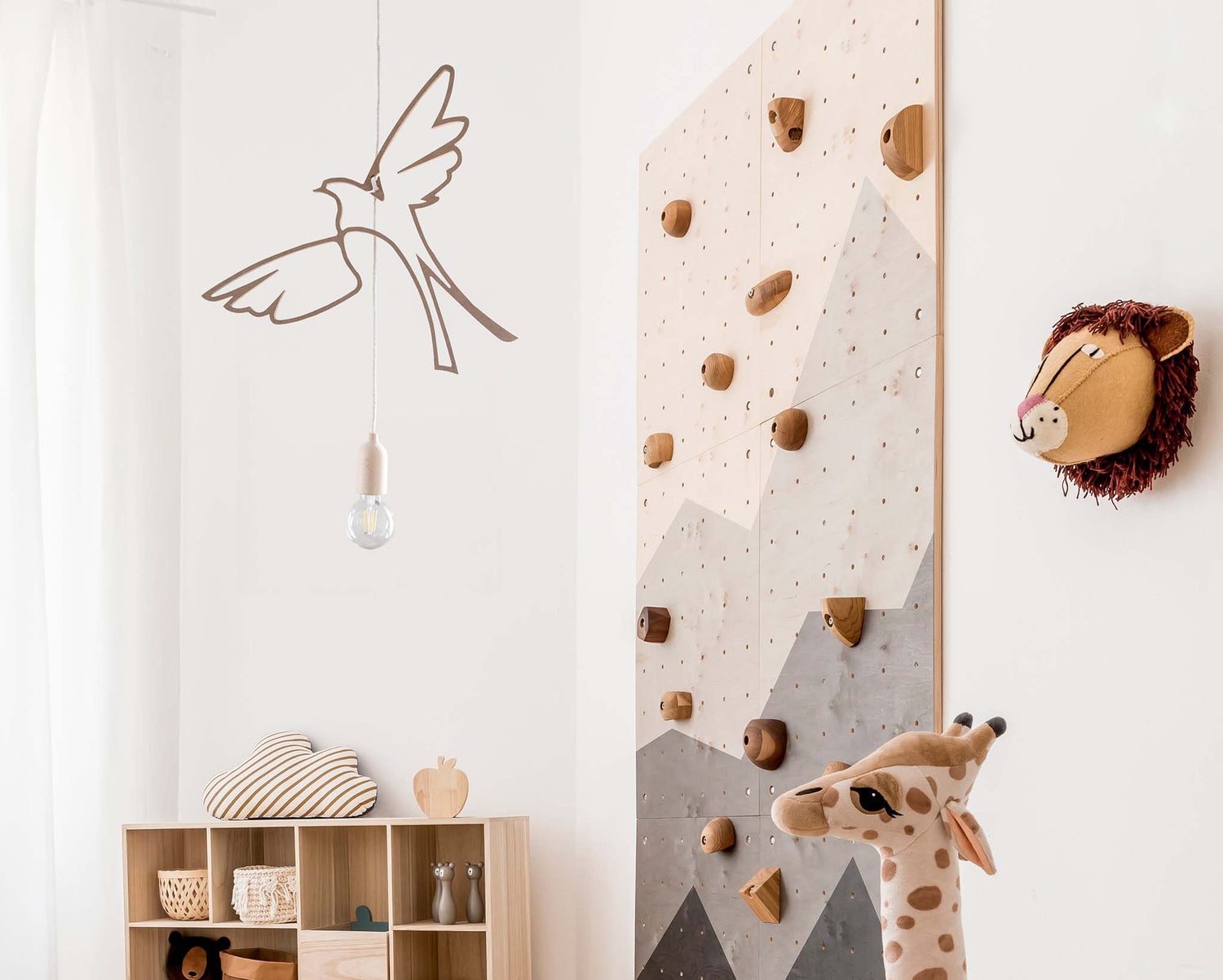 Houten design vogel aan lampsnoer. Houten hanglamp design.