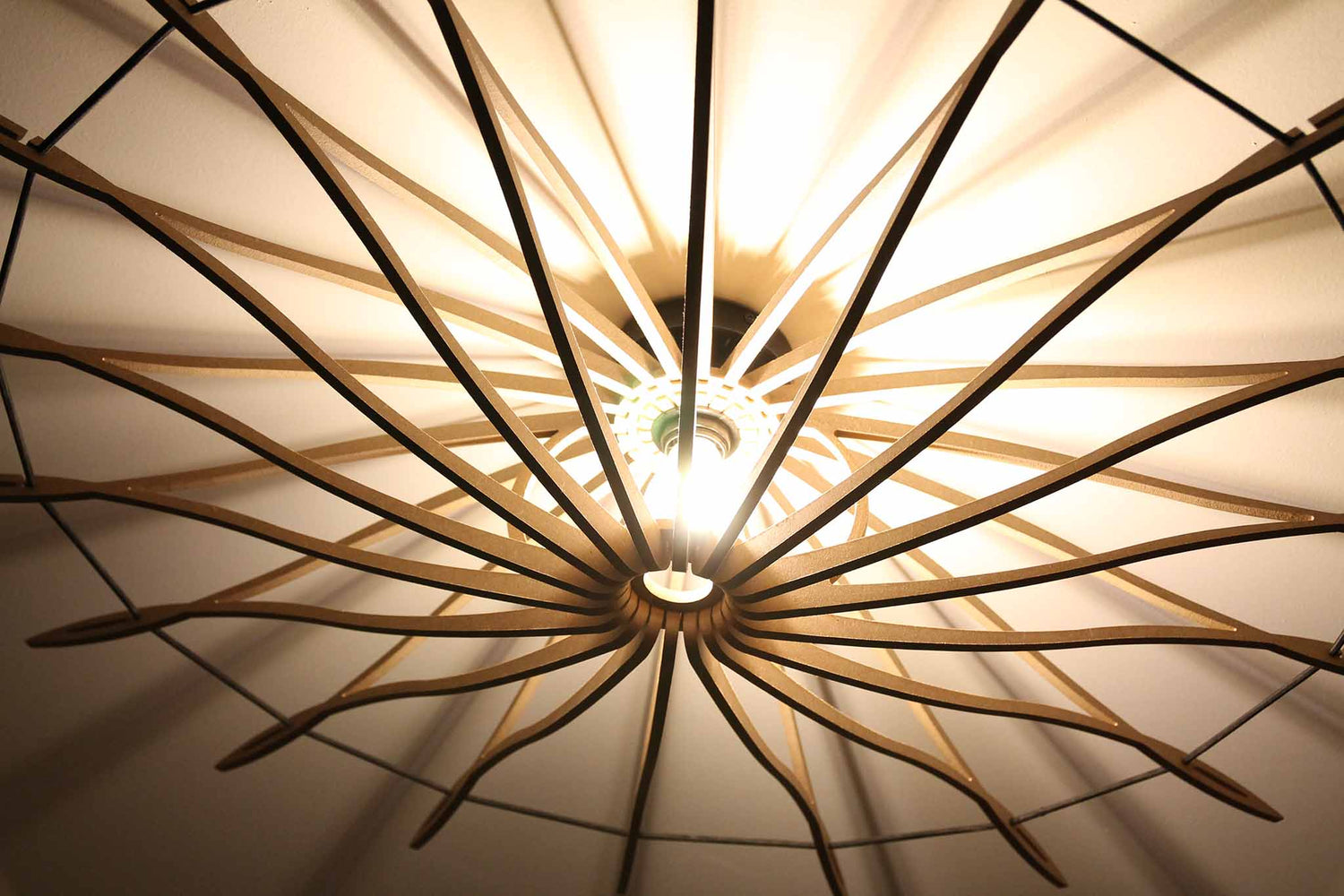 Detail van houten hanglamp.