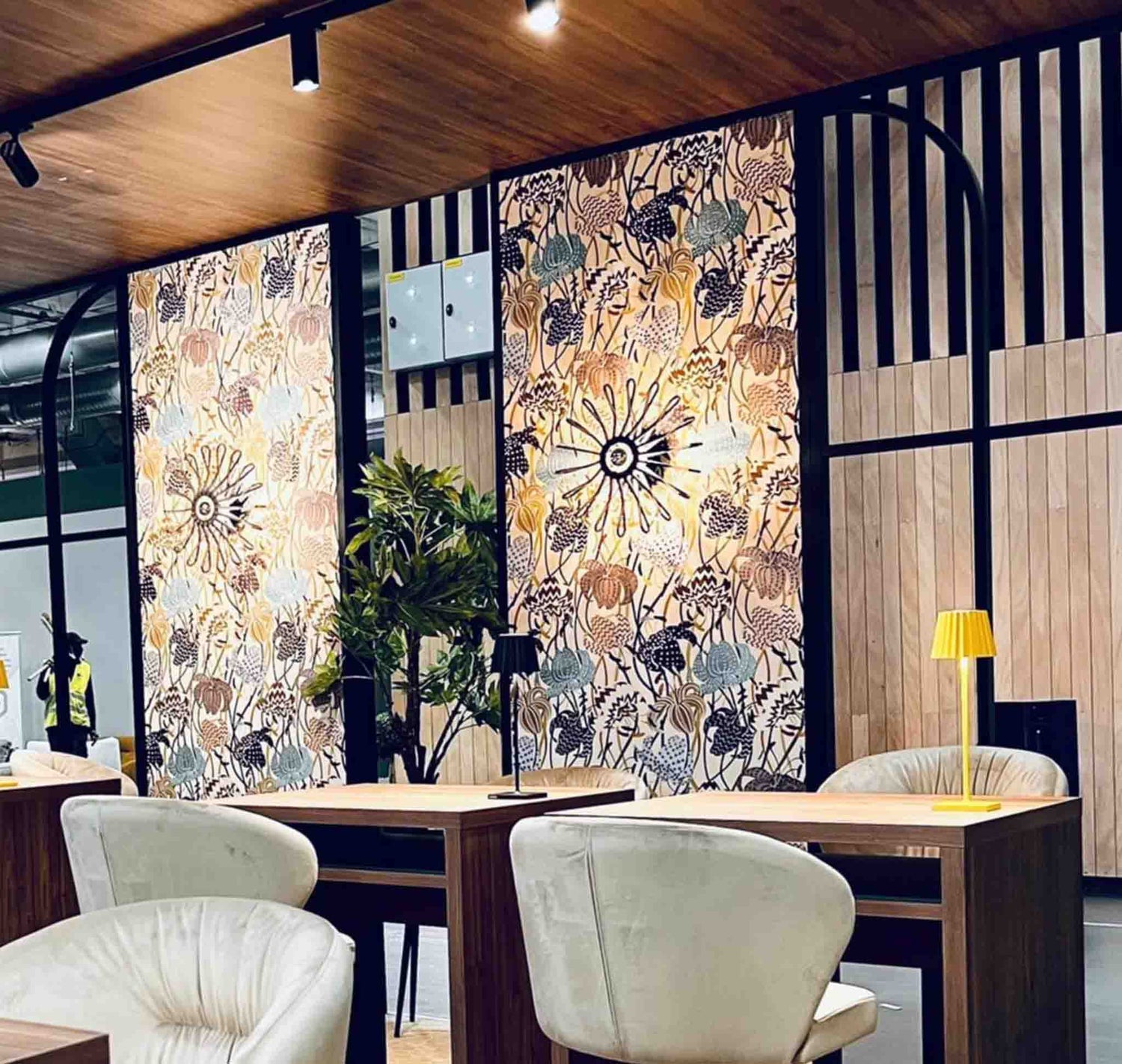 Houten design wandlampen aan de muur in een restaurant.