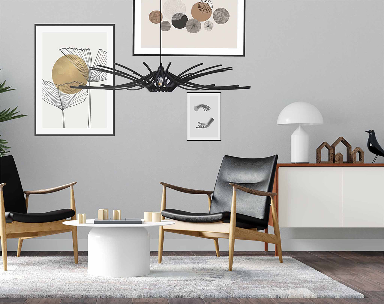 Prachtige zwart houten lamp hangend boven lounge stoel.