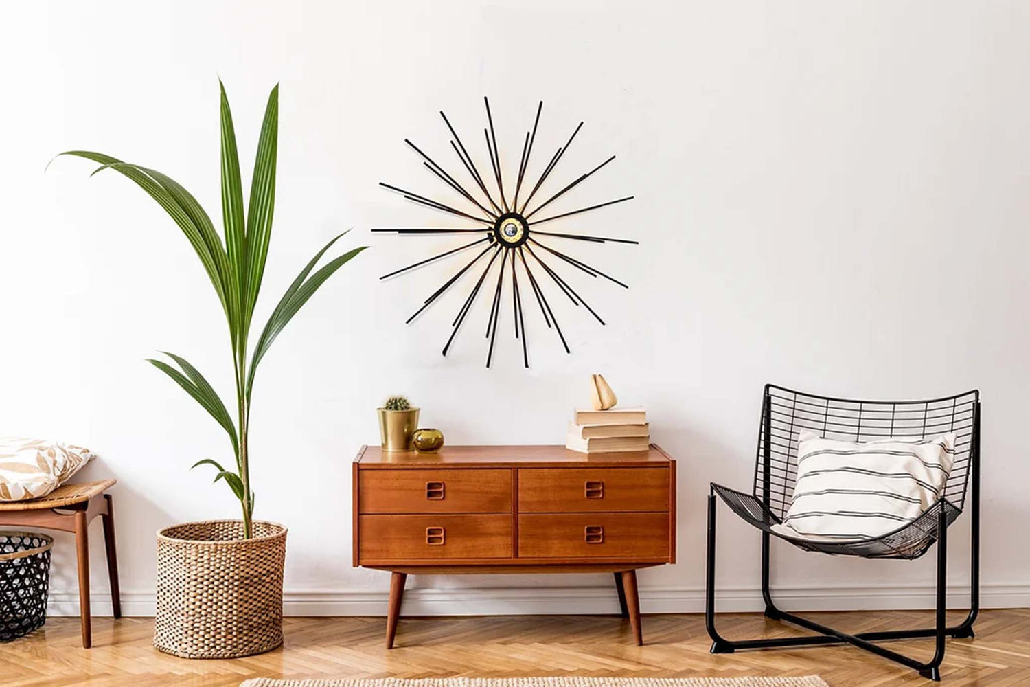 Houten design wandlamp aan de muur boven dressoir.