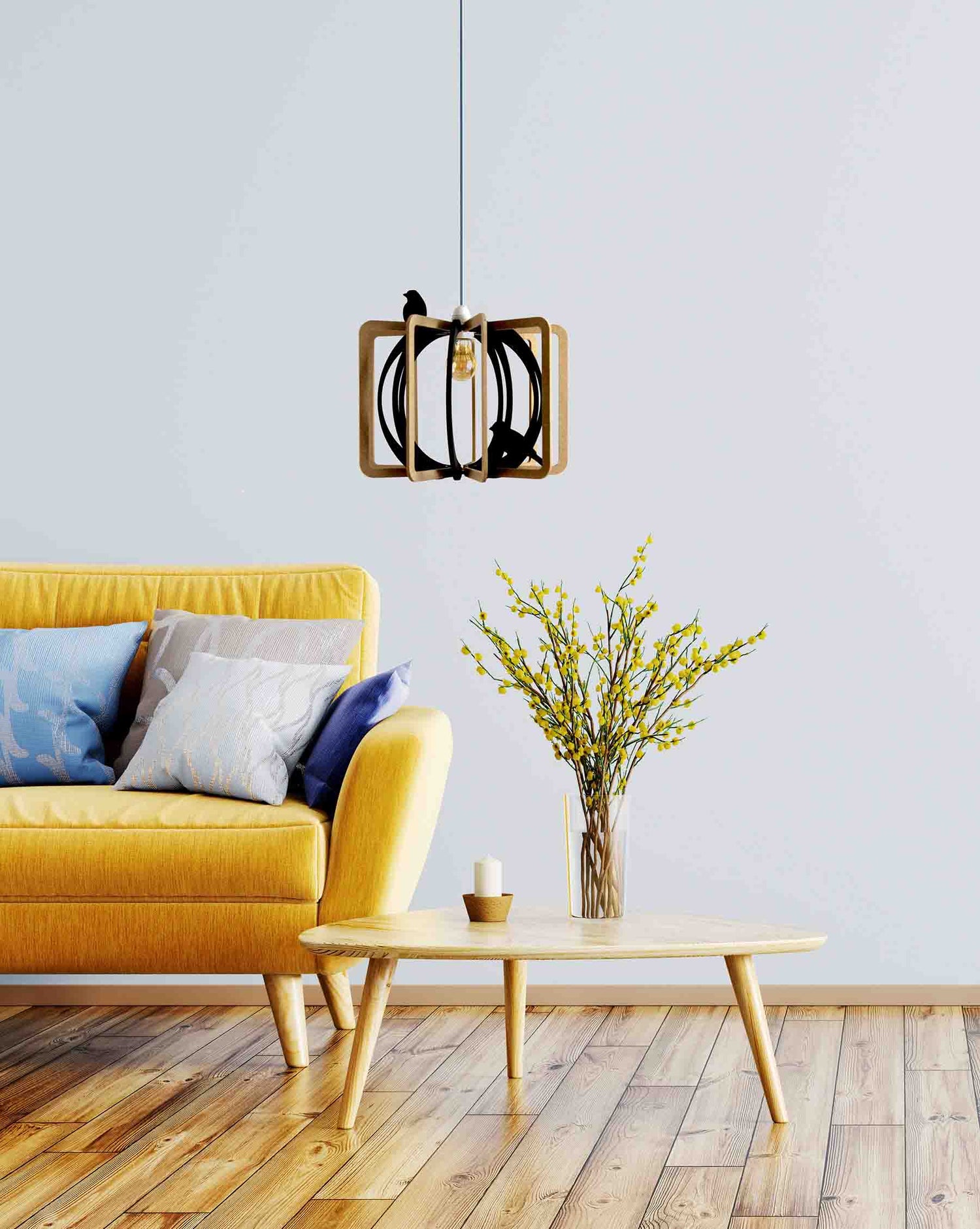 Houten lamp in de vorm van een vogelkooi hangt boven tafel naast de bank. Duurzaam design.
