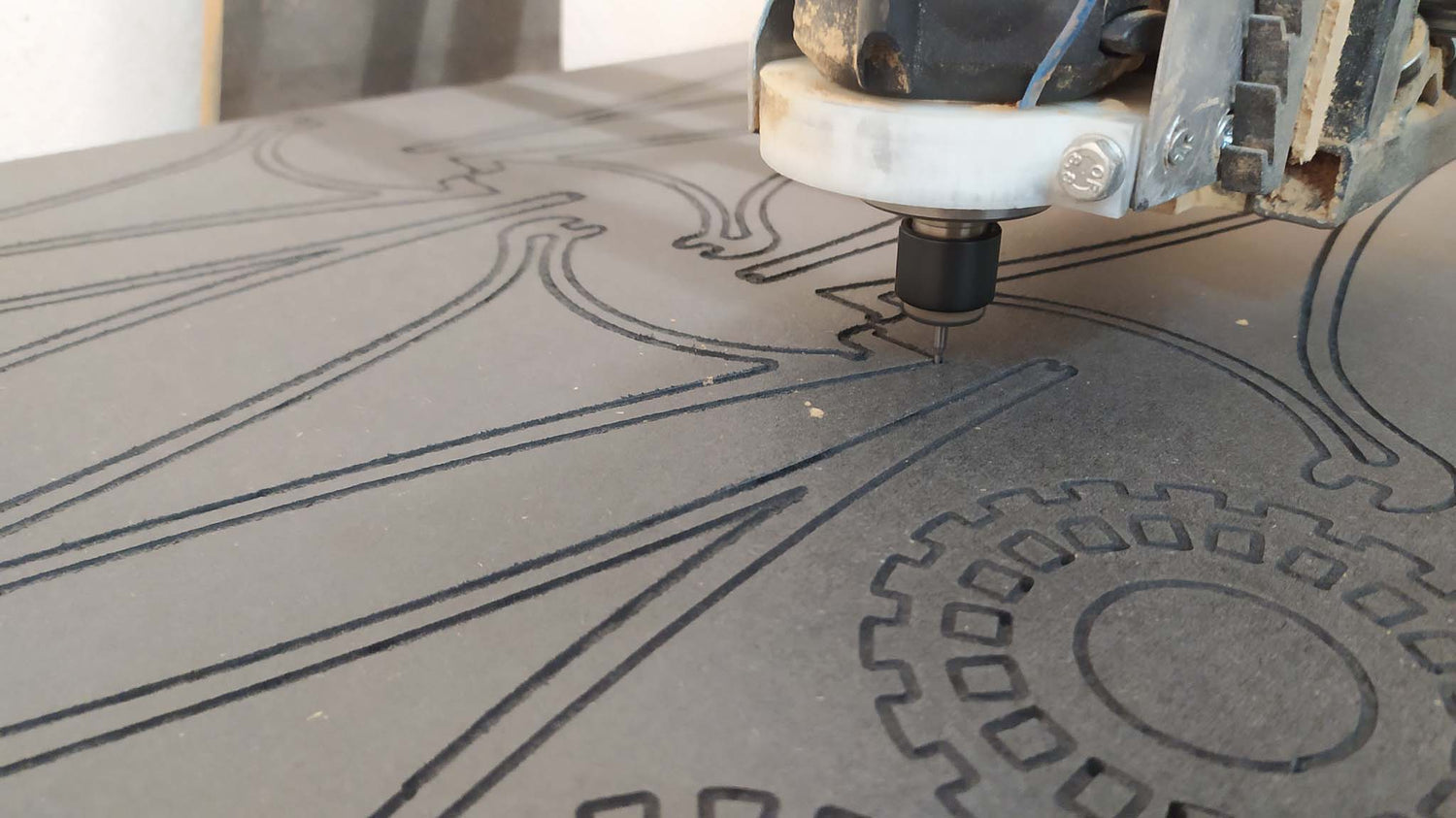 Detail van productieproces van design houten hanglamp.