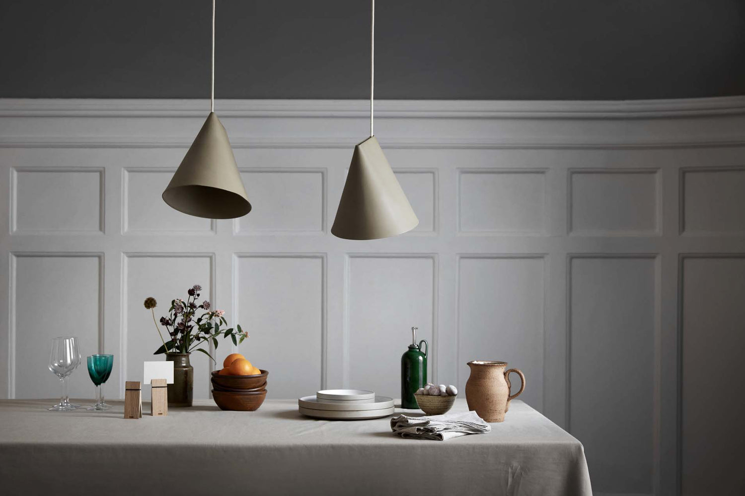 Twee keramieken design hanglampen boven tafel. Duurzame hanglampen van Moebe.