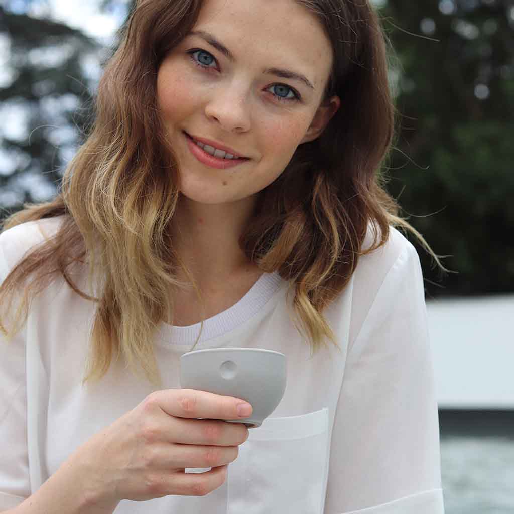 Vrouw drink espresso uit kopje van 4Rooms. keramieken espressokop uit de collectie Ruhepunkt