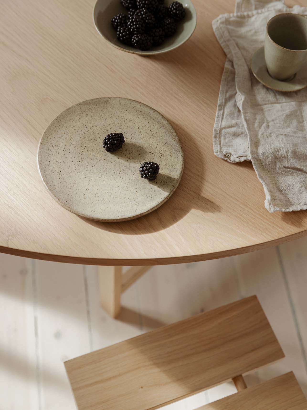 Moebe-Ronde eettafel met H-vormig onderstel - eiken - D 140 cm-Tafel-Liever Duurzaam