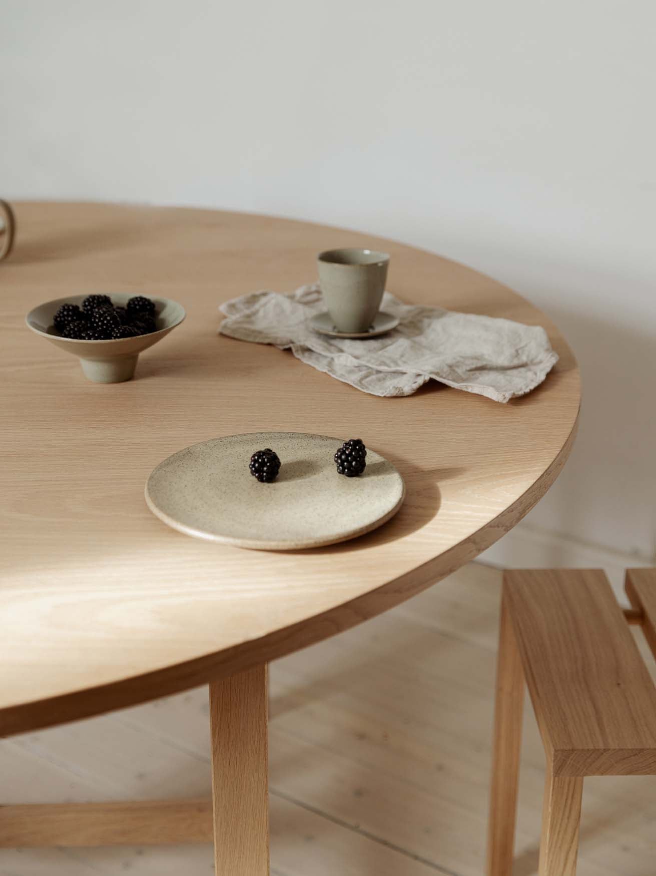 Moebe-Ronde eettafel met H-vormig onderstel - eiken - D 140 cm-Tafel-Liever Duurzaam
